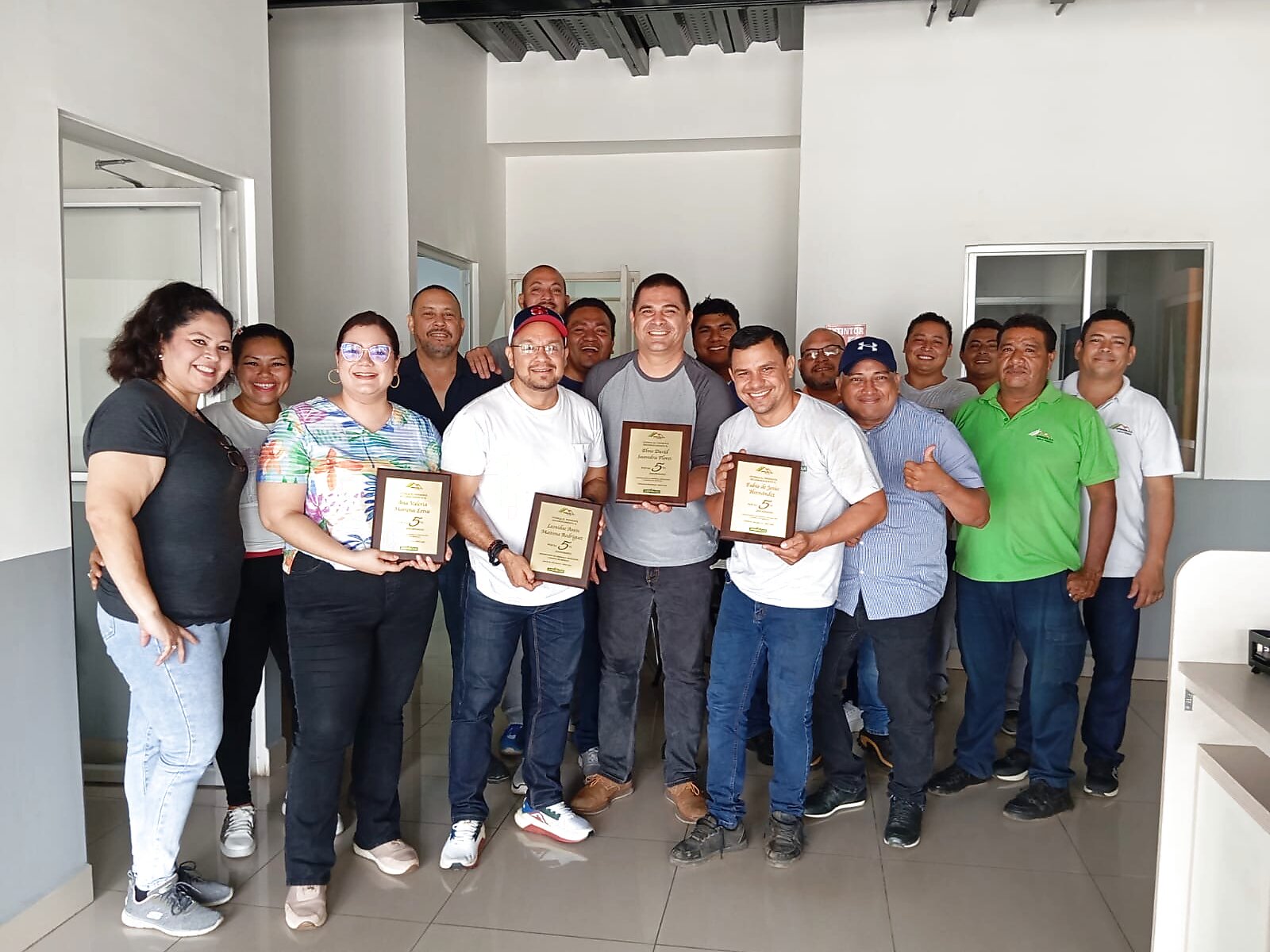 Equipo EPROCON con reconocimientos por años de servicio